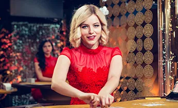 Hình ảnh nhân viên hỗ trợ khách hàng hoặc giao diện trò chuyện trực tuyến, tượng trưng cho dịch vụ 24/7