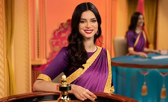 Hình ảnh trường gà với hai chú gà đang chiến đấu, có yếu tố cá cược